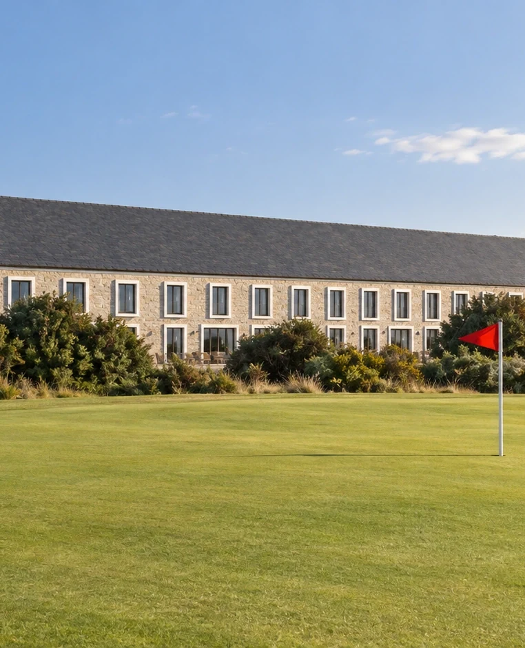 Le club-house vu depuis le green du 9